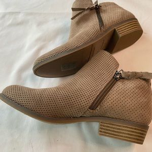 Dolce Vida Almond Mac, neutral tan booties,ankle boots  SZ  3   US 5.5